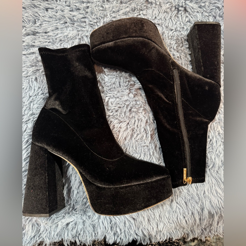 Preowned Larroude Dolly Platform Velvet Stretch Booties Size 9